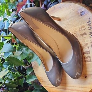 9M Champagne Bronze Tan Shimmer Metallic Ivanka Trump Patent Round-Toe Pumps